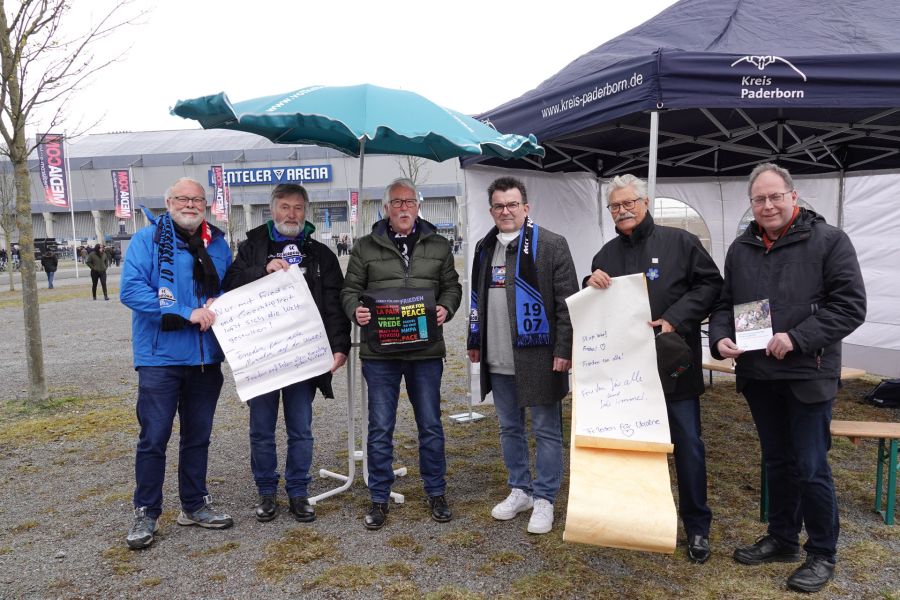 Am Infostand vor der Benteler-Arena in Paderborn - Geschäftsführer des SC Paderborn 07 Martin Hornberger und die Mitglieder des Kreisvorstandes Paderborn im Volksbund (v.l.) Hermann- Josef Bentler, Bernhard Schaefer, Norbert Ellermann , Burghardt Mütherig und Heinrich Vogt. Foto: SC Paderborn 07